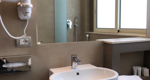 El baño de Piccadilly Hotel renovado en el 2018