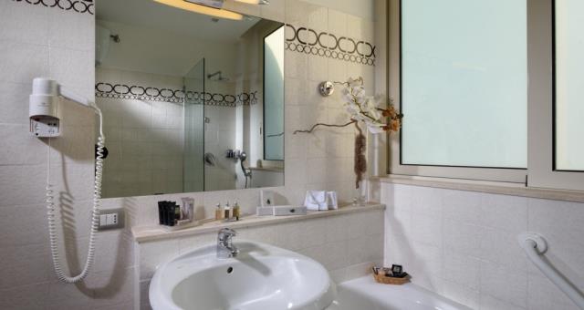 De badkamers van de klassieke kamers van het Hotel Piccadilly!