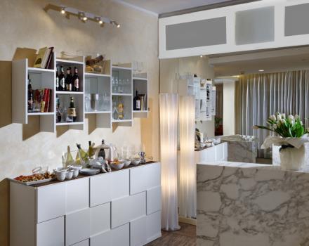 Bekijk de nieuwe bar instellen in het huis waar u een welkomstdrankje in het hotel ontvangt