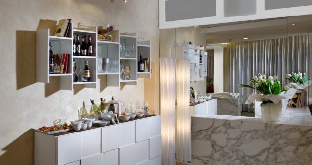 Confira a nova barra de configurar em casa onde você receberá uma bebida de boas-vindas no hotel